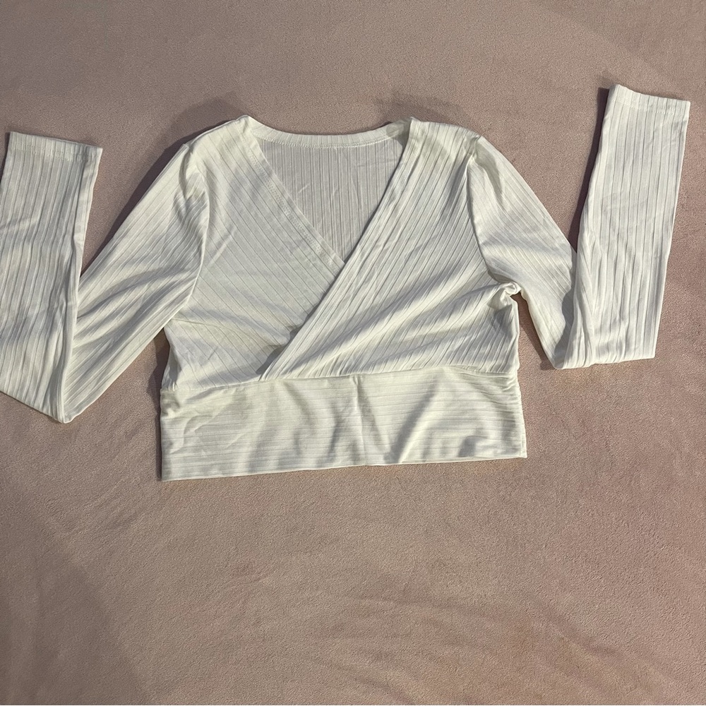 White, long sleeve, Crop top.